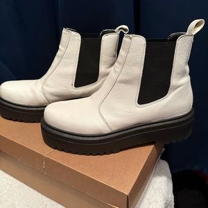 White urban outfitters boots